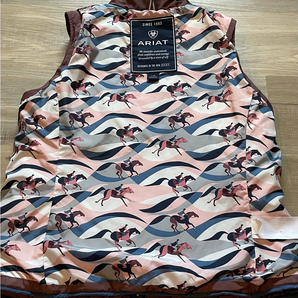 ARIAT ashley Insulated Wine/equestrian Print Vest L EUC - Picture 8 of 9